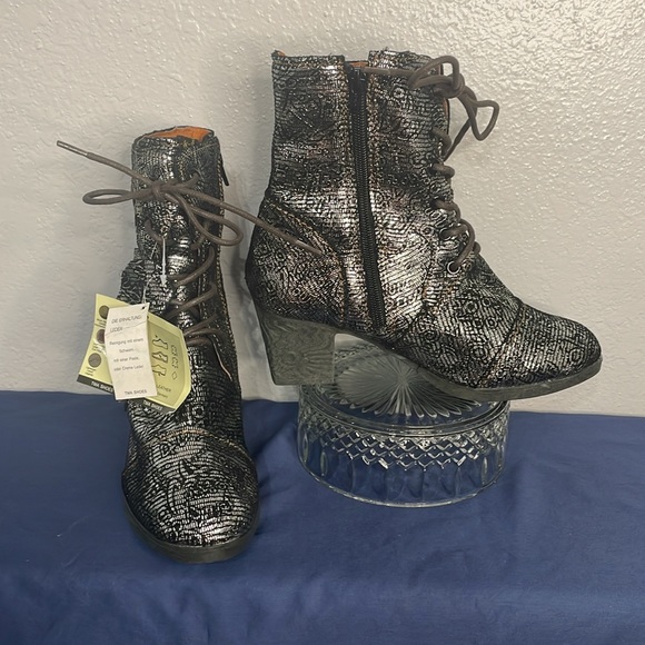 TMA MAIA company women’s leather metallic boots 7.5 NWT - Picture 2 of 15